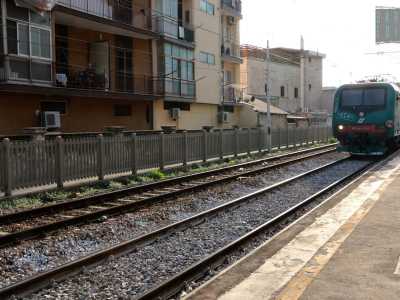 E su un balcone al primo piano di un palazzo giallo ocra scorgiamo un anziano intento a leggere. Sembra non essere disturbato dal fischio della locomotiva che si allontana. �Abbiamo imparato a convivere con il rumore dei treni�, ci urla dal suo balcone